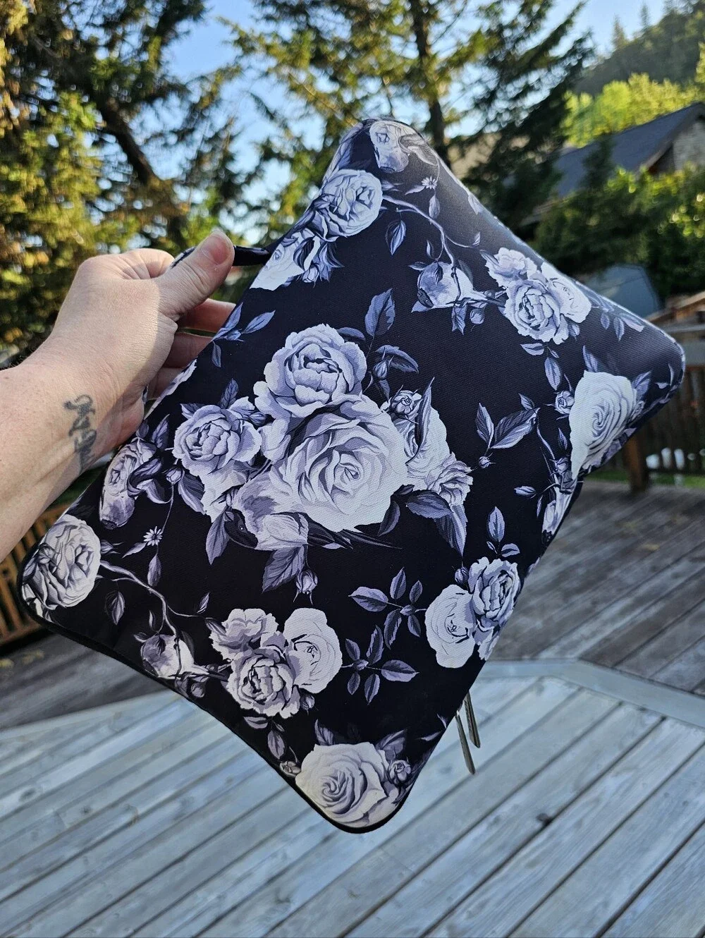 Kinmac 360° Protective Laptop Sleeve in White Rose Floral